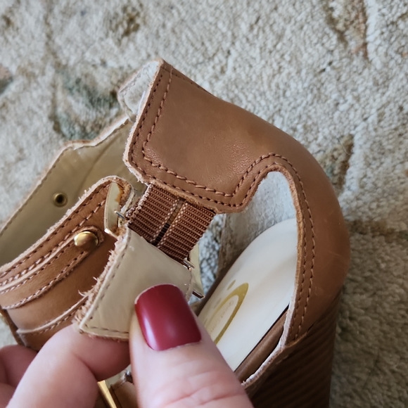 🎊HP🎊 Denver Hayes Wedge Style Heels Tan 7 - Picture 6 of 10